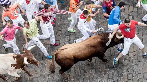 Cuarto encierro de sanfermines con toros de Pedraza de Yeltes. Tramo de Telefónica (7). IÑIGO ALZUGARAY