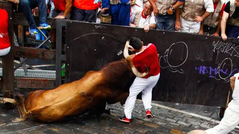 Cuarto encierro dde San Fermín con toros de Pedraza de Yeltes en la curva de Mercaderes. IGNACIO RUBIO (1)