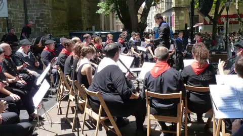 Alarde de txistularis en la plaza de San José de Pamplona.