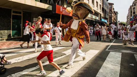 La Comparsa no se rinde ante el calor. Pamplona San Fermín 2016  MAITE H.MATEO52