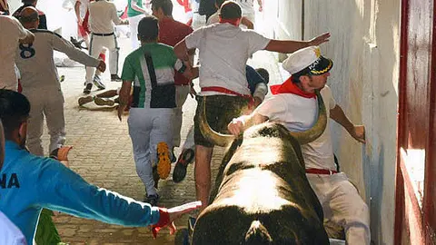 Quinto encierro de San Fermín con toros de Jandilla en el callejón de la plaza. JOSÉ INDART (5)