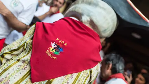 La Peña Oberena regala pañuelos de su 75º Aniversario a la Comparsa de Gigantes y Cabezudos de Pamplona. DANIEL FERNÁNDEZ