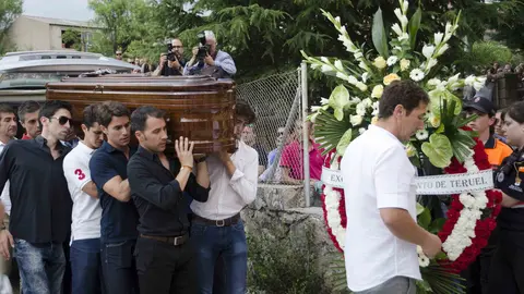Miembros de la cuadrilla de Víctor Barrio y novilleros amigos del diestro llevan sus restos mortales a hombros en Sepúlveda, en Segovia. EFE/Pablo Martín
