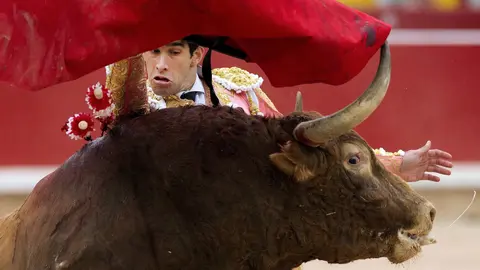 GRA354 PAMPLONA, 11/07/2016.- El diestro López Simón durante la lidia a su segundo toro de la tarde en la séptima de abono de la Feria del Toro de San Fermín, celebrada esta tarde en la Plaza de Toros de Pamplona. Ha compartido cartel con Alejandro Talavante y Diego Urdiales, lidiando toros de Jandilla. EFE/Villar López