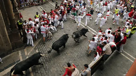 Los toros de la ganadería madrileña de Victoriano del Río en la plaza del Ayuntamiento. EFE.Juan Pedro Urdiroz