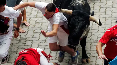 Runners fall in front of a Victoriano del Rio bull during the sixth running of the bulls at the San Fermin festival in Pamplona, northern Spain, July 12, 2016. REUTERS/Susana VeraCODE: X01622