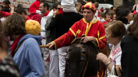 La Comaparsa de Gigantes y Cabeuzdos por el Casco Viejo de Pamplona. PABLO LASAOSA 07