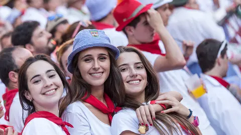 Los tendidos de la plaza durante la corrida de la Feria de San Fermín con toros de Victoriano del Río Cortés (25). IÑIGO ALZUGARAY