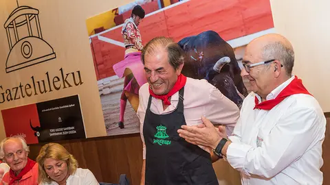 Antonio Miura recoge el premio al toro más jugoso de 2015 otorgado por Gazteluleku. DANIEL FERNÁNDEZ