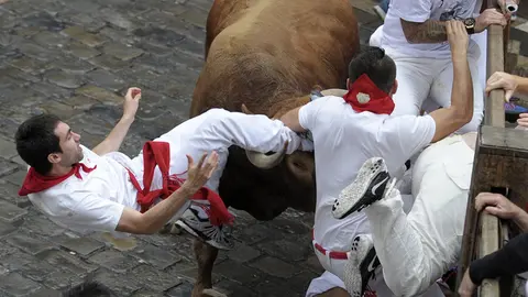 Ilustrado, embiste contra el vallado en la plaza del Ayuntamiento en el séptimo encierro de San Fermín con toros de Núñez del Cuvillo. EFE. Villar Lopez (10)