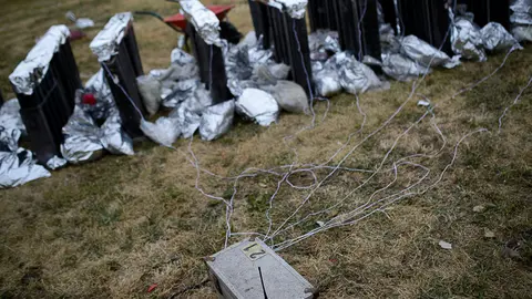 La Guardia Civil revisa cada mañana la preparación de los fuegos artificiales. PABLO LASAOSA 10