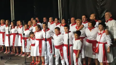 Los niños de la Escuela de Jotas Irabia animan Paseo Sarasate en San Fermín. NR