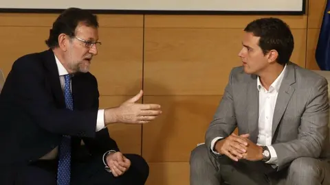 Rivera se niega a dar la mano a Rajoy ante la petición de la prensa