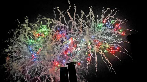 Miles de personas se acercan cada noche de San Fermín al parque de la Vuelta del Castillo de Pamplona para disfrutar de la colección de fuegos artificiales. EFE/Villar López