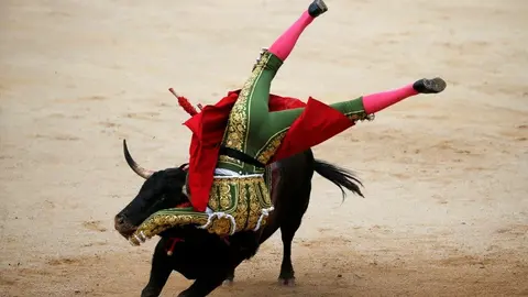 El matador Miguel Ángel Perera sufre una tremenda cogida de su primero de la tarde. REUTERS. SUSANA VERA