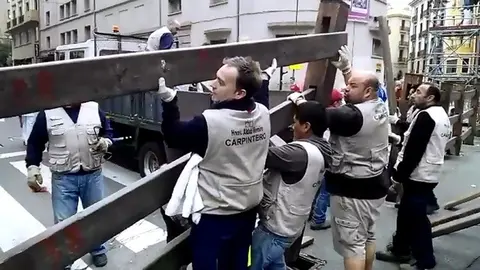 Operarios desmontan el vallado del encierro