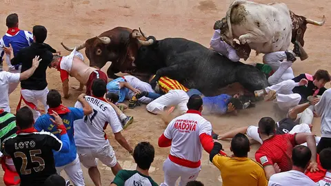 Los toros de la ganadería de Miura a su llegada al coso pamplonica tras cerrar hoy los encierros de San Fermín de 2016. EFE. Daniel Fernández (1)