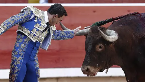 GRA371. PAMPLONA, 14/07/2016.- El diestro Rafael Rubio &#34;Rafaelillo&#34; se planta ante el primero de su lote, durante la última corrida de la Feria de San Fermín celebrada esta tarde en la plaza de toros de Pamplona. EFE/Jesús Diges