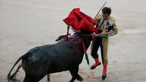 Spanish bullfighter Eduardo Davila Miura gets tackled by a bull during the last bullfight at the San Fermin Festival in Pamplona, northern Spain, July 14, 2016. REUTERS/Susana VeraCODE: X01622