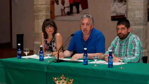 Ioseba Asirón, alcalde de Pamplona junto a Maider Beloki y Aritz Romero. S. REDíN