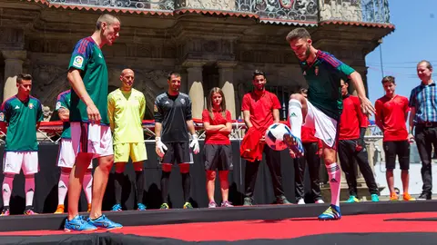 Presentación de la equipación de Osasuna para la temporada 2016-17 (13). IÑIGO ALZUGARAY