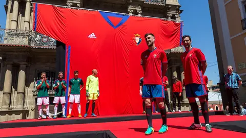 Presentación de la equipación de Osasuna para la temporada 2016-17 (16). IÑIGO ALZUGARAY