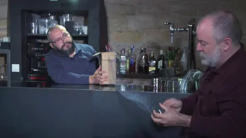 &#39;Ciencia en el bar&#39; con Javier Armentia (izq.) y Joaquín Sevilla. UPNA