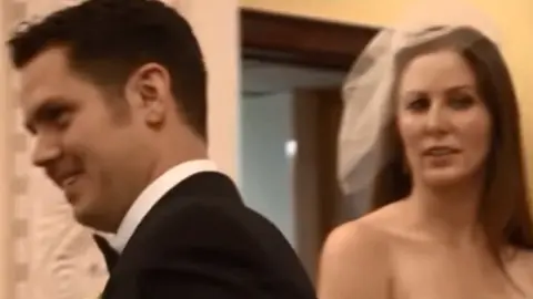 La deja en el altar antes de darle el 'Sí quiero'.