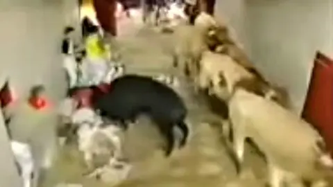 Peligroso momento en el encierro del 12 de julio de 2004.