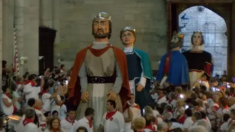 Los gigantes bailan en la catedral de Tudela. 