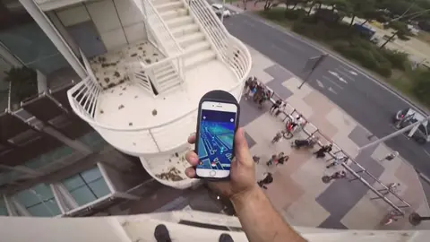 Jason Paul, parkour y Pokémon Go desde la fachada del hotel Arts de Barcelona