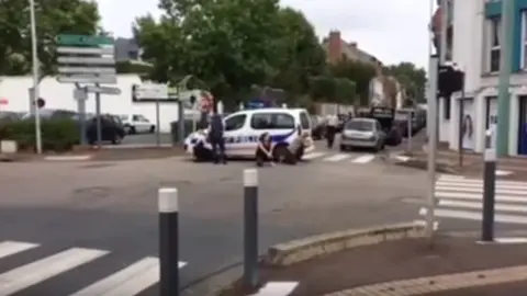 Muere un cura degollado en Francia. 