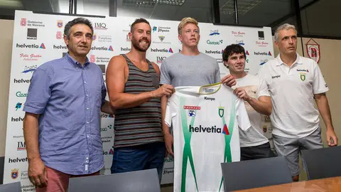 Presentación de los jugadores del Helvetia Anaitasuna Henrik Nordlander, Erik Balenciaga y Filipe Mota (4). IÑIGO ALZUGARAY