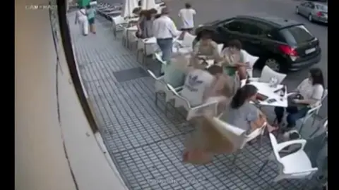 Tres heridos al caerles una cornisa mientras estaban en una terraza