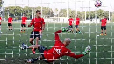 Entrenamiento de Osasuna en Cádiz antes de enfrentarse este miércoles a Sevilla Atlético.  OSASUNA