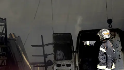 Un bombero trabajando en la extinción del incendio que ha sufrido la empresa Antonio Oneca de Orkoien. EFE. VILLAR LÓPEZ.