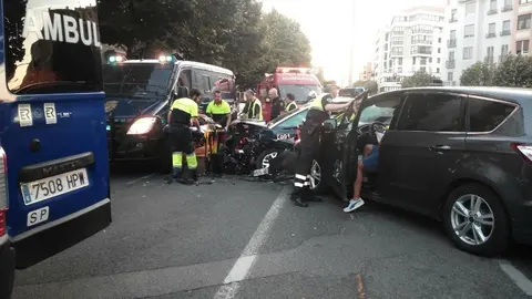 Bomberos, Policía Nacional y Servicios Sanitarios intervienen en el accidente ocurrido en la Avenida Baja Navarra de Pamplona.