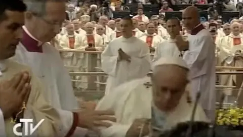El papa se cae en la JMJ