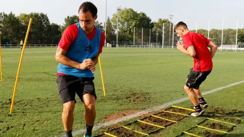 El equipo de Enrique Martín durante la sesión de entrenamiento de este viernes, 29 de julio, en Rota  (Cádiz). OSASUNA