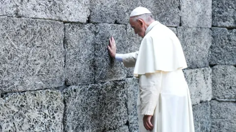 El Papa en el muro de la muerte de Auschwitz. REUTERS
