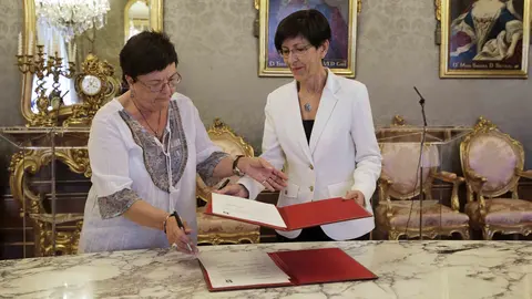 La consejera de Presidencia del Gobierno de Navarra, María José Beaumont y la consejera de Seguridad del Gobierno Vasco, Estefanía Beltrán de Heredia, durante la firma de un protocolo de colaboración en materia de seguridad pública. EFE/Villar López