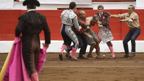 Un espontáneo antitaurino salta al ruedo durante la última corrida de la Feria de Santiago en la plaza de Cuatro Caminos de Santander, con los diestros Manuel Jesús "El Cid" Miguel Ángel Perera y Alejandro Talavante. EFE/Pedro Puente Hoyos