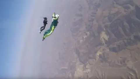 Luke Aikins bate el récord del mundo al saltar desde más de 7 kilómetros de altura sin paracaídas