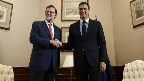 El apretón de manos de Mariano Rajoy y Pedro Sánchez antes de su reunión de una hora. EUROPA PRESS