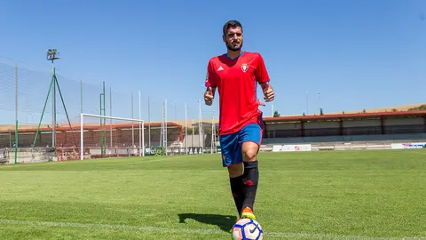 Presentación de Fran Mérida como nuevo jugador de Osasuna en las instalaciones de Tajonar (6). IÑIGO ALZUGARAY