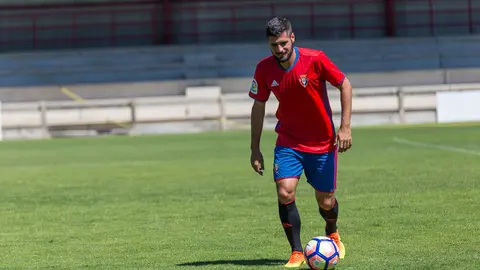 Presentación de Fran Mérida como nuevo jugador de Osasuna en las instalaciones de Tajonar (14). IÑIGO ALZUGARAY