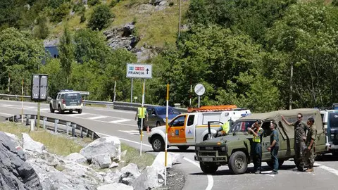 Lugar del accidente en Canfranc donde se ha producido el desprendimiento de tierra EFE