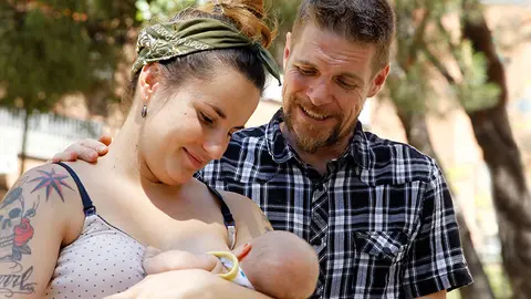 Los padres de Lobo con su hijo. EFE/Javier López