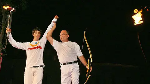 B22. Barcelona (Cataluña), 25/07/07.- El pebetero del estadio Lluís Companys fue centro esta noche de los actos de celebración de los quince años transcurridos desde que se inauguraron los Juegos Olímpicos de Barcelona'92, ya que se repitió el encendido de entonces con la flecha del arquero Antonio Rebollo (d), junto al joven deportista nacido en 1992, Yeray Hernández (i). EFE/Albert Olivé ESPAÑA OLIMPIADAS BARCELONA