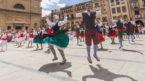 Baile de La Era en la Plaza de los Fueros de Estella (39). IÑIGO ALZUGARAY